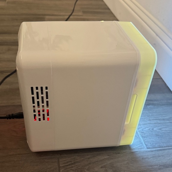 Illuminated White Makeup Organizer with LED Mirror 6 can mini fridge or warmer - Picture 5 of 14